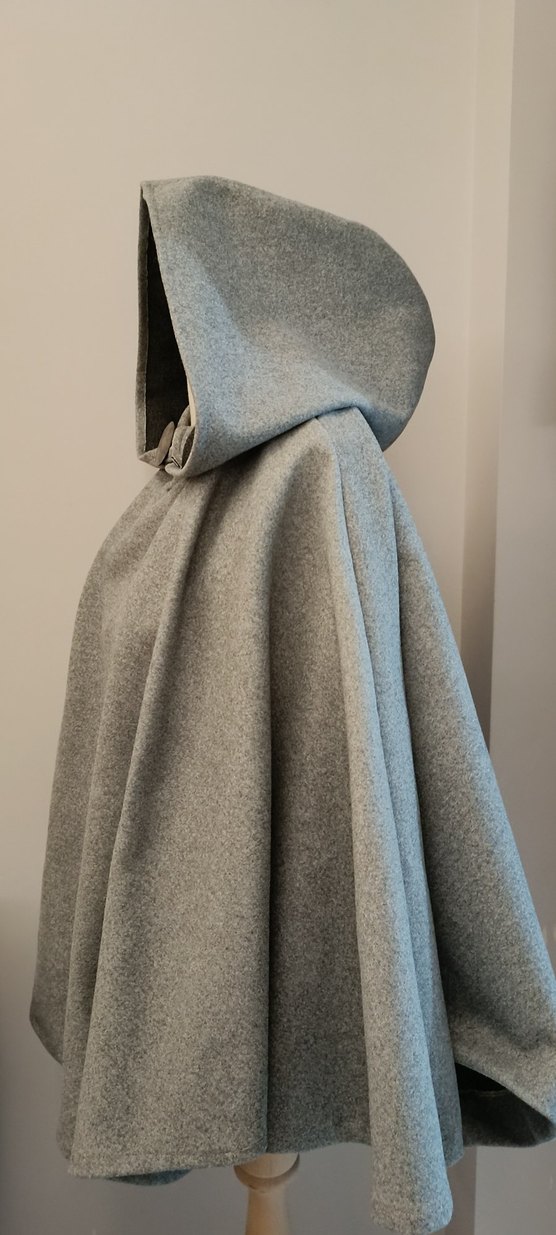 Gri Kapüşonlu Kadın Panço - Görsel 3