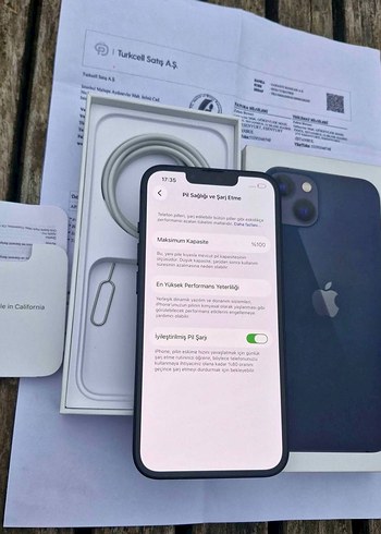 Lacivert iPhone şarj kablosu ve iPhone kutusu - Görsel 3