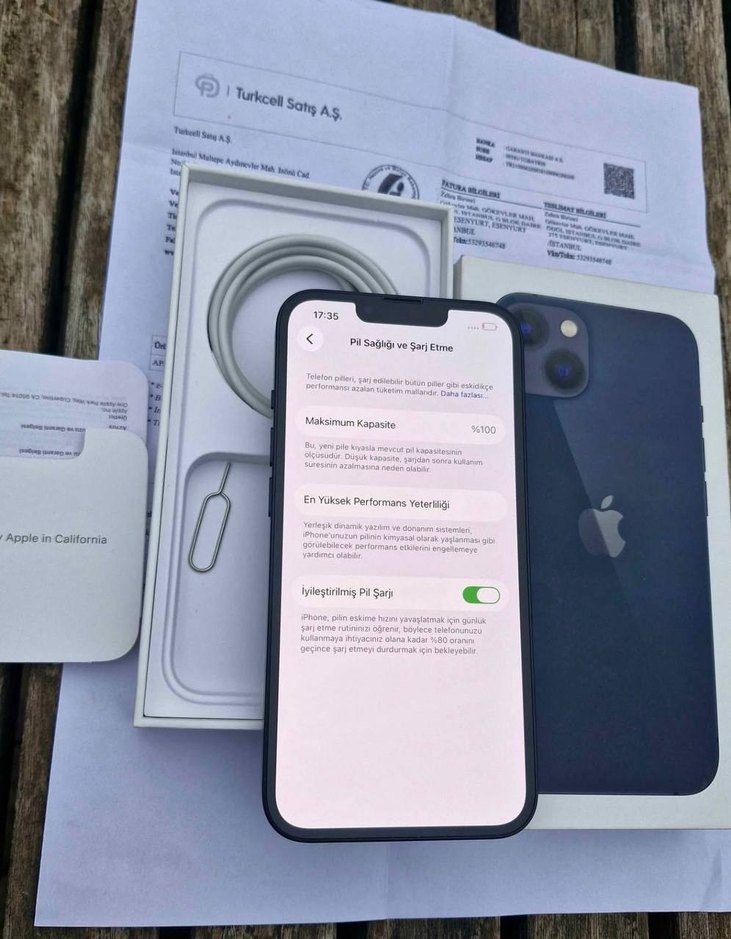Lacivert iPhone şarj kablosu ve iPhone kutusu - Görsel 3