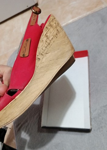 Kırmızı Tokalı Kadın Dolgu Topuklu Ayakkabı - Görsel 5