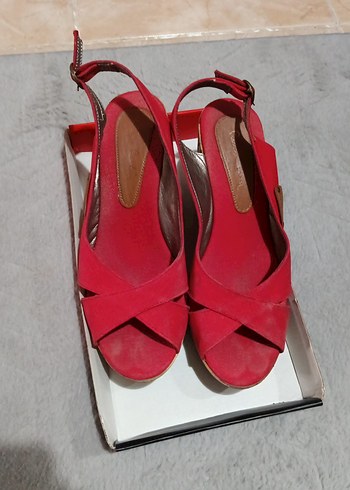 Kırmızı Tokalı Kadın Dolgu Topuklu Ayakkabı - Görsel 4
