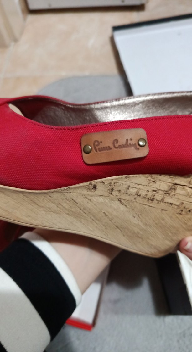 Kırmızı Tokalı Kadın Dolgu Topuklu Ayakkabı - Görsel 3