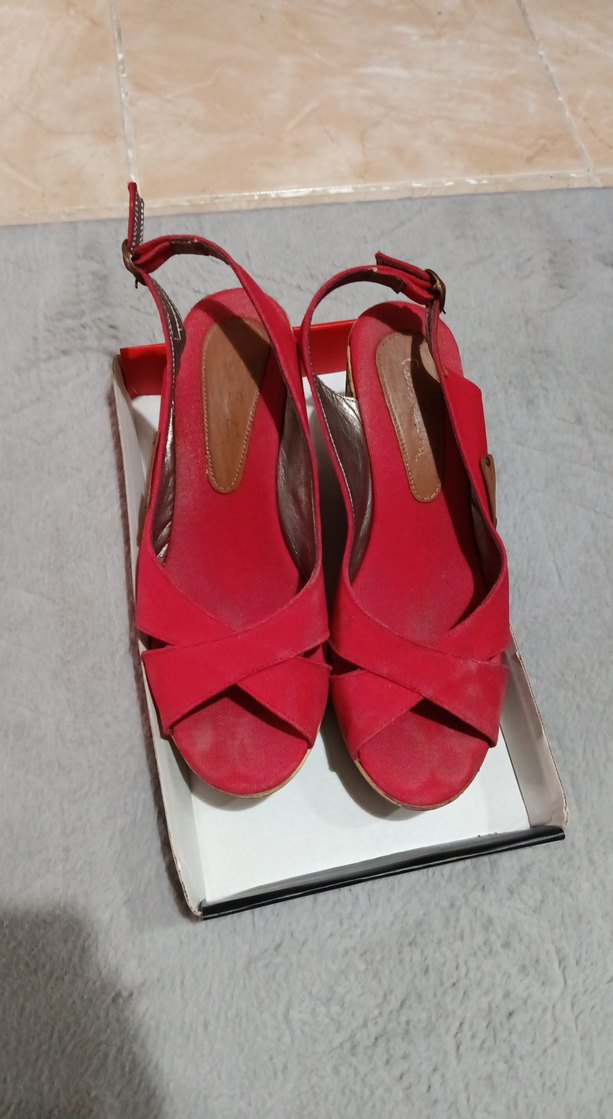 Kırmızı Tokalı Kadın Dolgu Topuklu Ayakkabı - Görsel 4