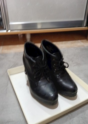 Siyah Kadın Dolgu Topuklu Bağcıklı Bot - Görsel 2