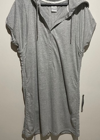 Gri Kadın Kısa Kollu Kapüşonlu Tenis Elbisesi - Görsel 2