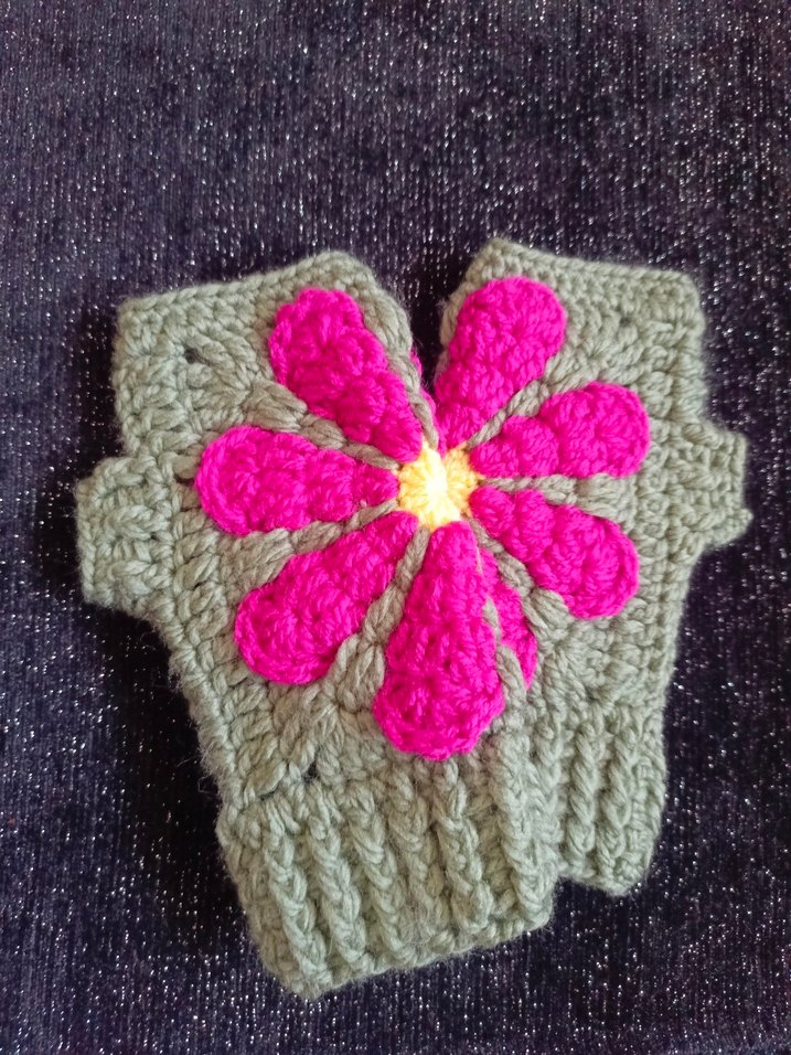 Çiçek Nakışlı Renkli Örgü kadın Bere ve Eldiven - Görsel 2