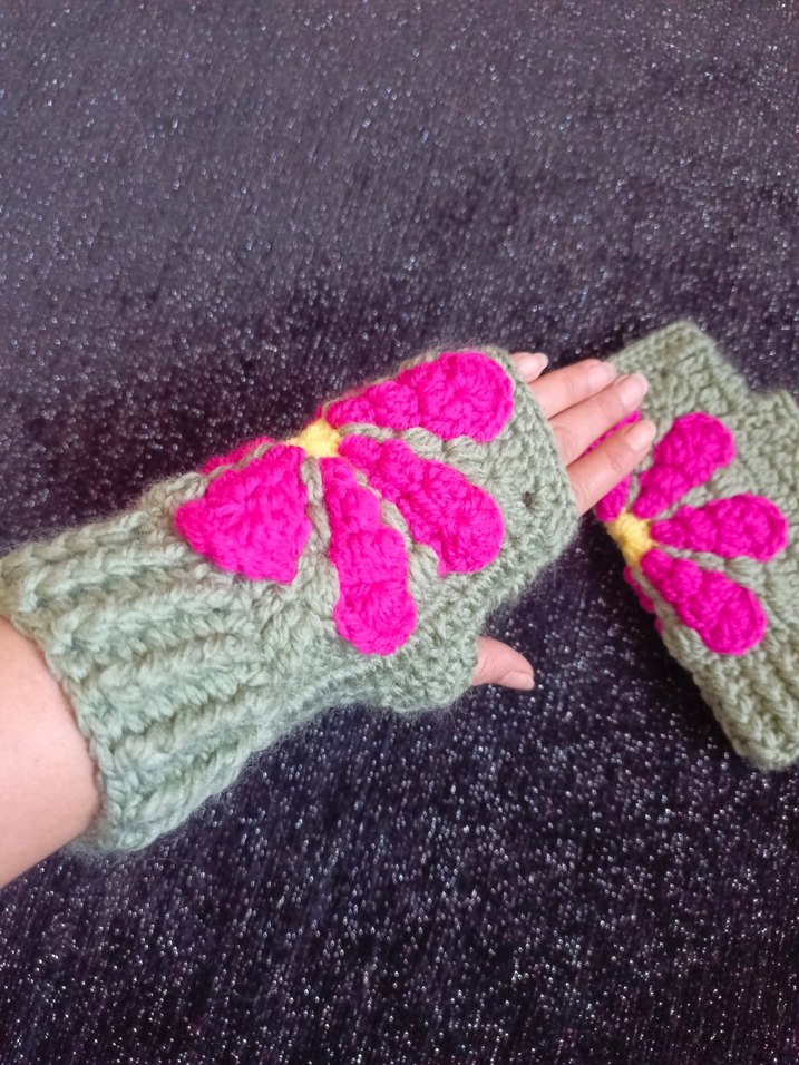 Çiçek Nakışlı Renkli Örgü kadın Bere ve Eldiven - Görsel 3