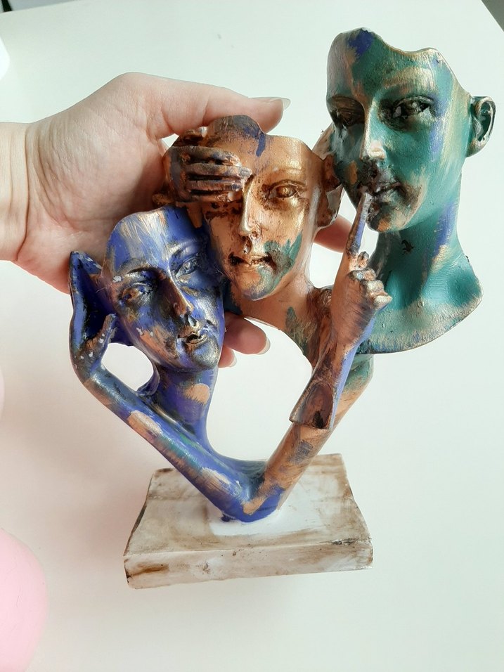 Soyut Mavi Figürin Üç Yüzlü Heykel - Görsel 2