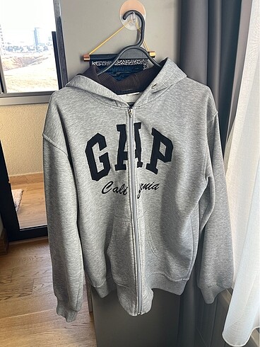 GAP sweatshirt