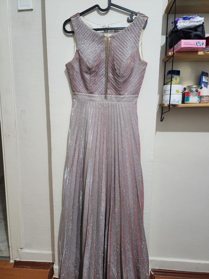 İnce Pilili Uzun Bej Abiye Elbise - Görsel 3