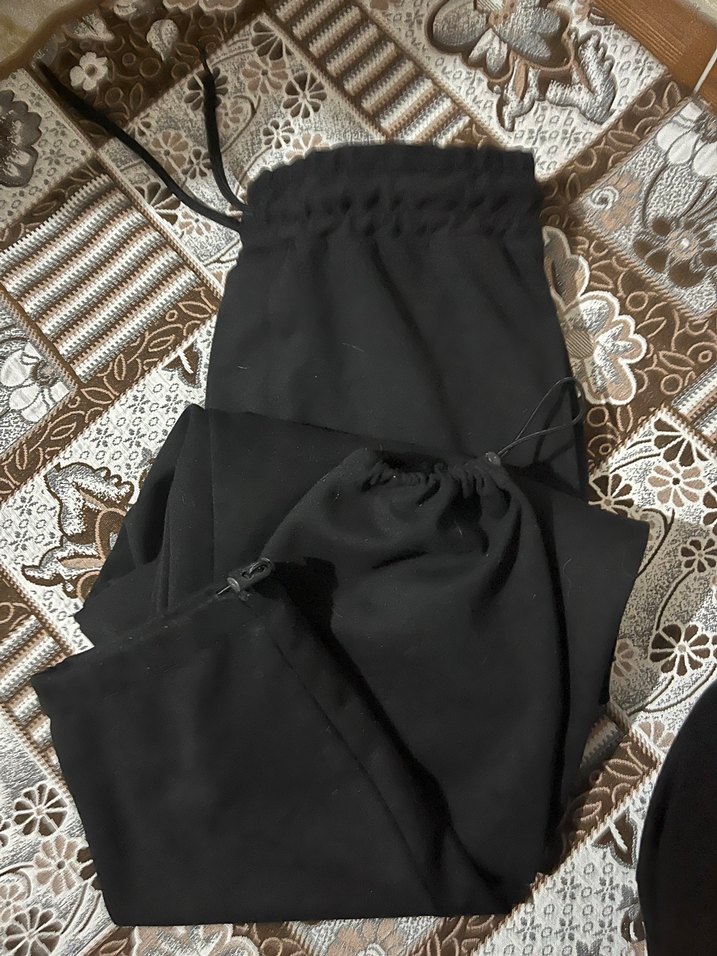 Siyah eşofmanan erkek - Görsel 2