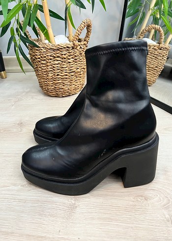 Siyah Deri Tokalı Kadın Topuklu Bot - Görsel 2
