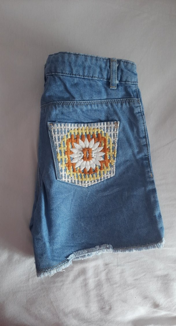 Nakışlı, kemerli, bol kesim mavi kot şort - Görsel 4