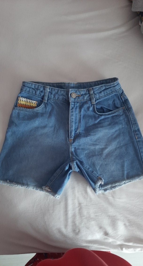 Nakışlı, kemerli, bol kesim mavi kot şort - Görsel 2