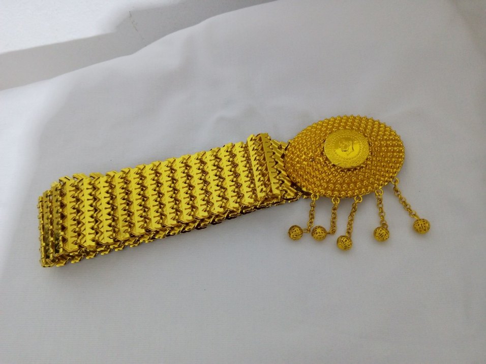 Zincir Detaylı Altın Rengi Kadın Kemer - Görsel 3