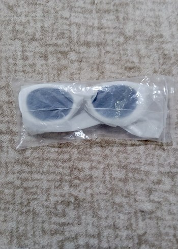 Beyaz Şeffaf Çerçeveli Kadın Güneş Gözlüğü - Görsel 4