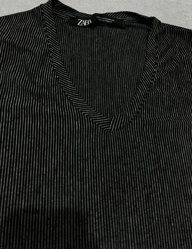 V Yaka Kısa Kollu Siyah Triko tişört - Görsel 2