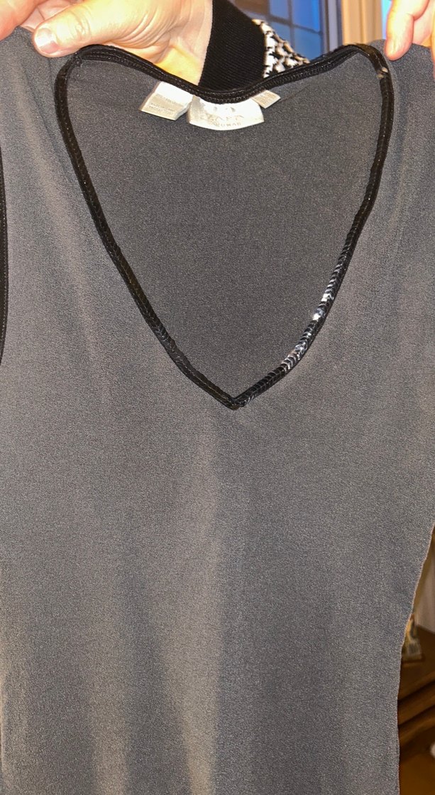 Siyah V Yakalı Kadın Atlet - Görsel 4