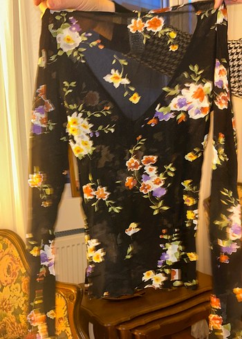 Çiçek Desenli V Yakalı Uzun Kollu Bluz - Görsel 4