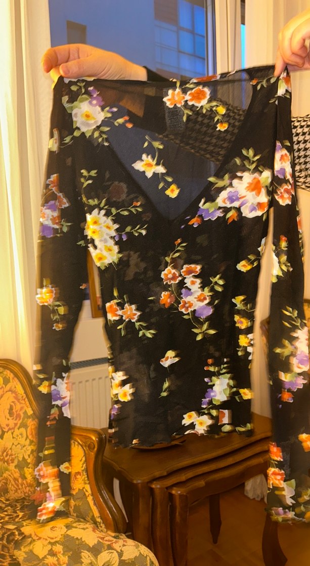 Çiçek Desenli V Yakalı Uzun Kollu Bluz - Görsel 4