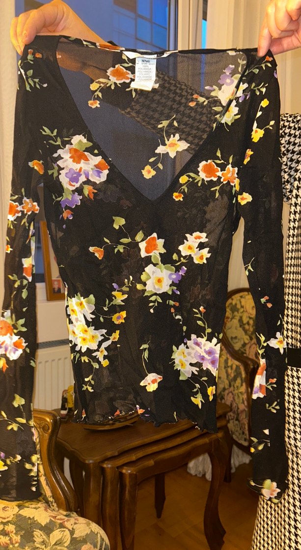 Çiçek Desenli V Yakalı Uzun Kollu Bluz - Görsel 2