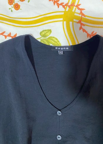 Siyah Düğmeli V Yakalı Keten Bluz - Görsel 2