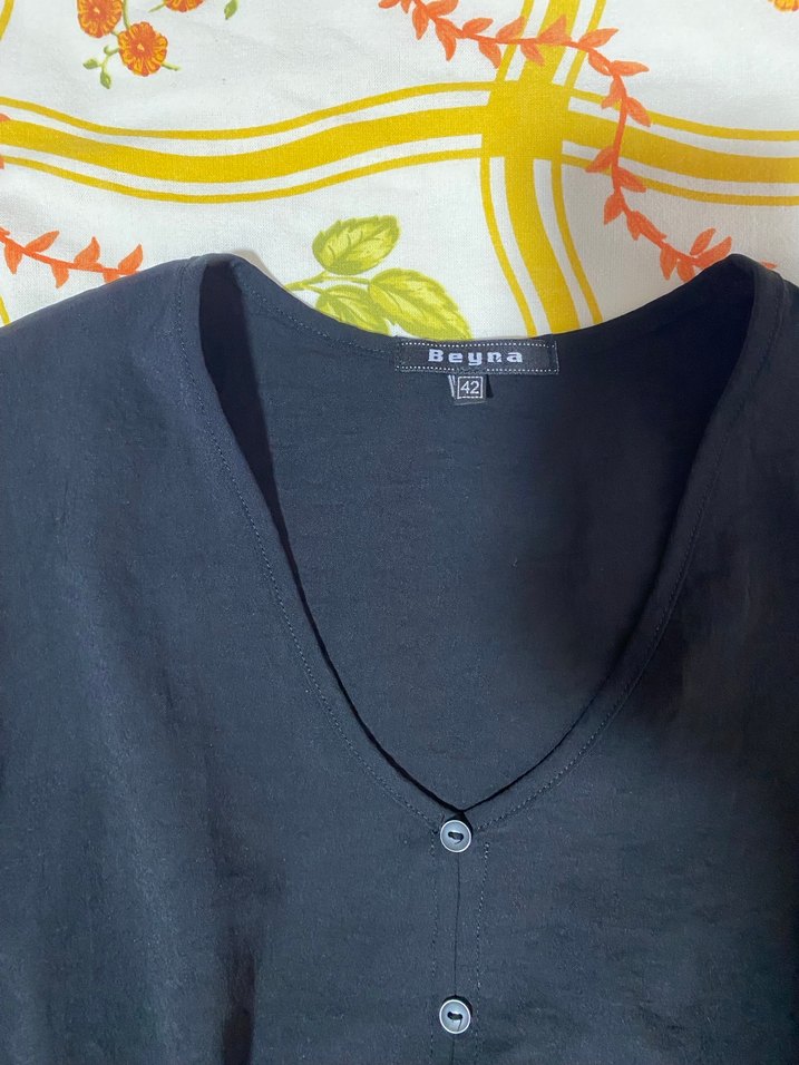 Siyah Düğmeli V Yakalı Keten Bluz - Görsel 2