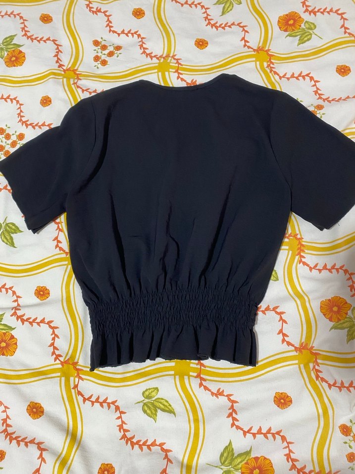 Siyah Düğmeli V Yakalı Keten Bluz - Görsel 3