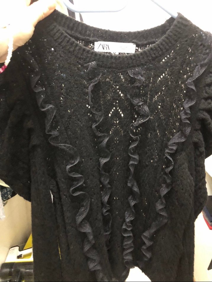 Siyah Volanlı Kısa Örgü Kazak - Görsel 2