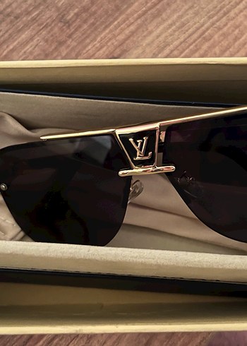 Louis Vuitton Siyah Parlak Kadın Güneş Gözlüğü - Görsel 2