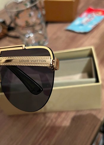 Louis Vuitton Siyah Parlak Kadın Güneş Gözlüğü - Görsel 3