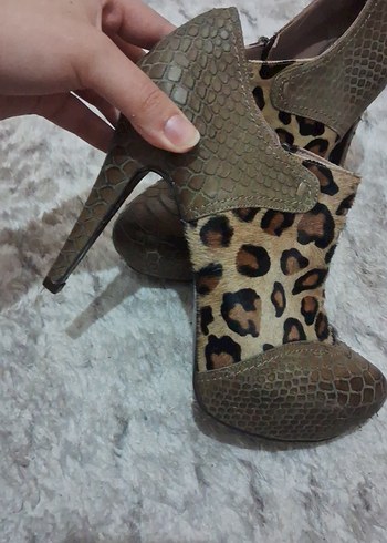 Kahverengi Yılan Derisi Desenli Topuklu Kadın Bot - Görsel 3