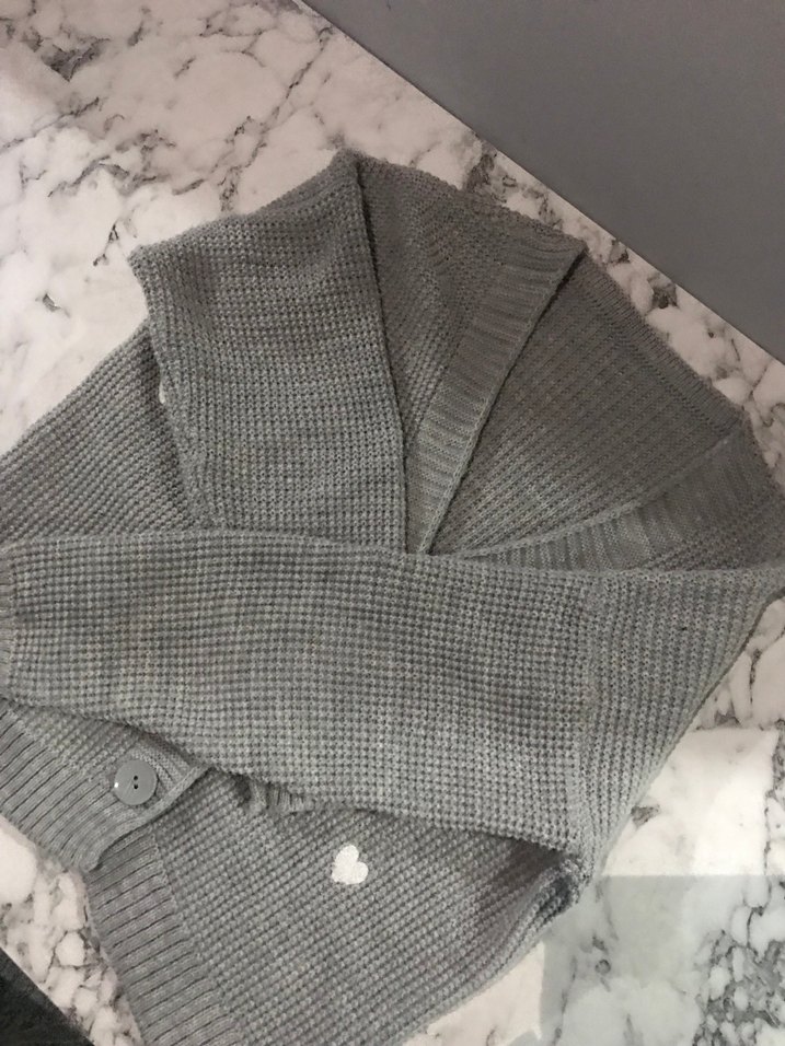 Gri Nakışlı Örgü Hırka - Görsel 2