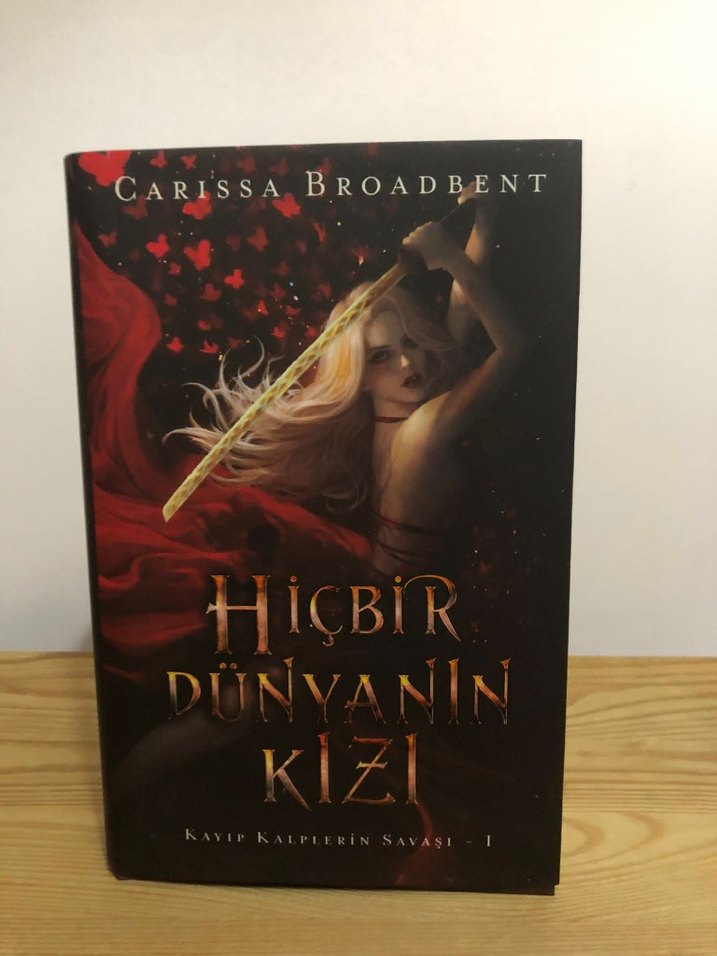 Hiçbir Dünyanın Kızı Düşmüş Tanrıların Çocukları - Görsel 2