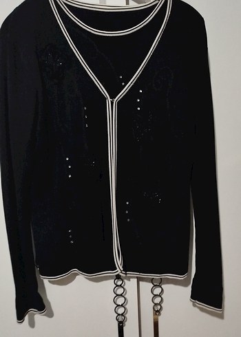 İkili Takım: Kancalı Siyah Nakışlı İnce Ceket ve Kolsuz Buluz - Görsel 2