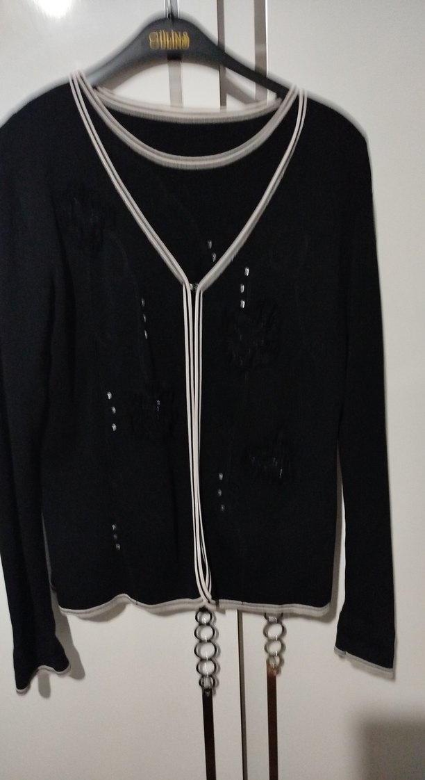 İkili Takım: Kancalı Siyah Nakışlı İnce Ceket ve Kolsuz Buluz - Görsel 3