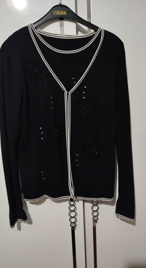 İkili Takım: Kancalı Siyah Nakışlı İnce Ceket ve Kolsuz Buluz - Görsel 2