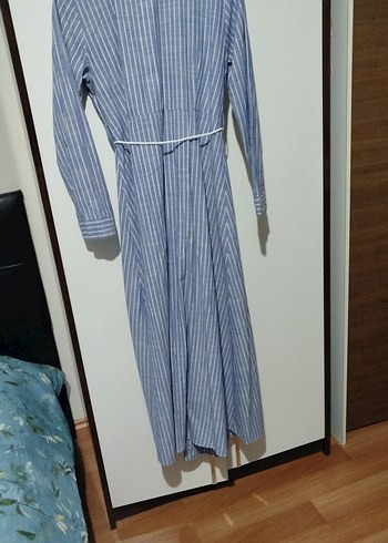 Uzun düğmeli beyaz çizgili mevsimlik açık mavi keten elbise - Görsel 2