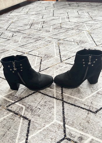 Siyah Süet Tokalı Dolgu Topuklu Kadın Bot - Görsel 3