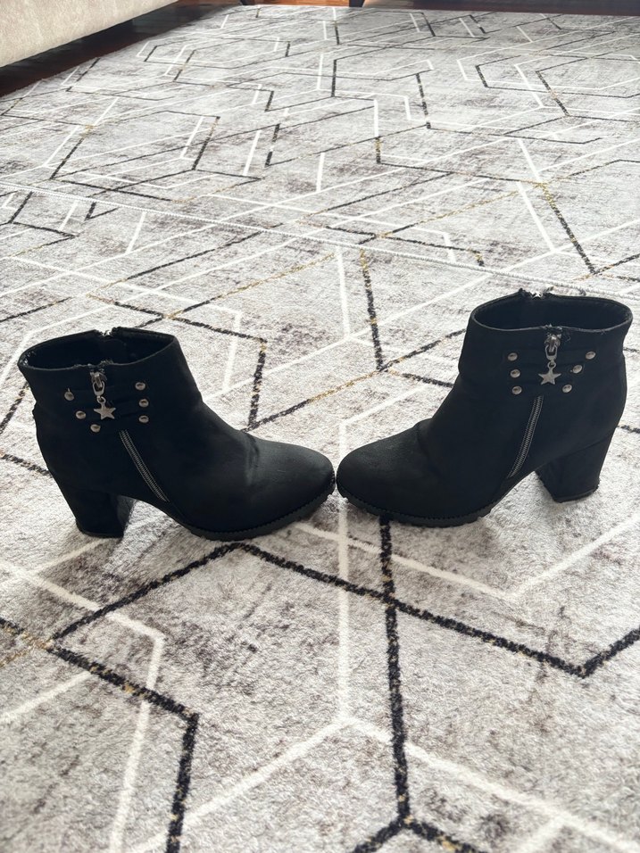 Siyah Süet Tokalı Dolgu Topuklu Kadın Bot - Görsel 3