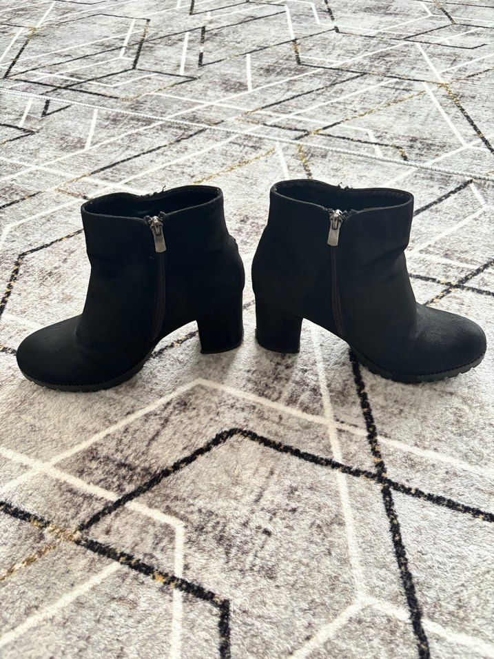Siyah Süet Tokalı Dolgu Topuklu Kadın Bot - Görsel 2