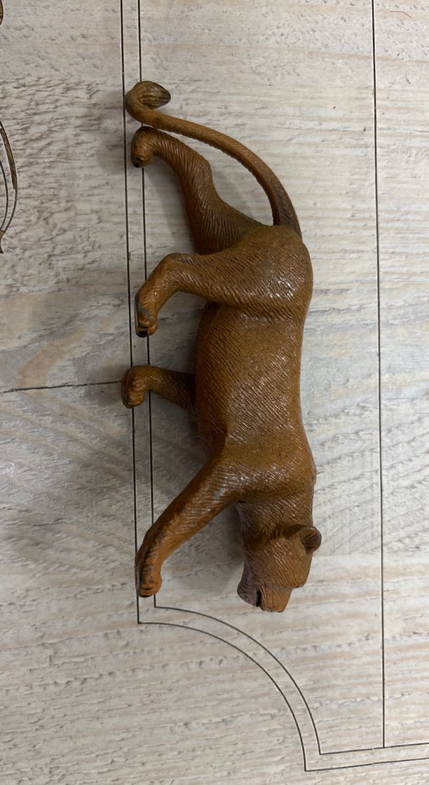 Kahverengi Dişi ve Erkek Aslan Figürleri - Görsel 3