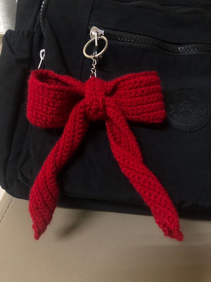 Kırmızı Örgü Fiyonk Anahtarlık - Görsel 2