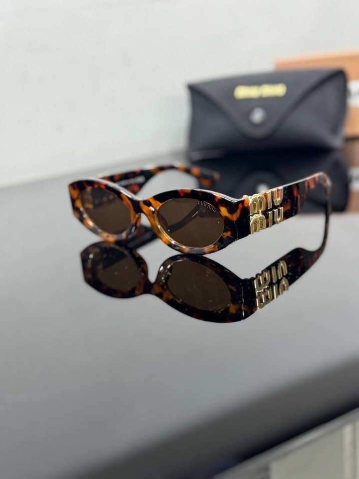 Beyaz Minimalist Kadın Güneş Gözlüğü - Görsel 4