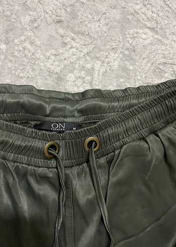 Kadın Haki Saten Bol Kesim Kemerli Pantolon - Görsel 4