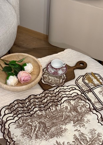 Pastel Beyaz Dekoratif Masa Örtüsü ve Peçete Seti
Vintage desen - Görsel 2