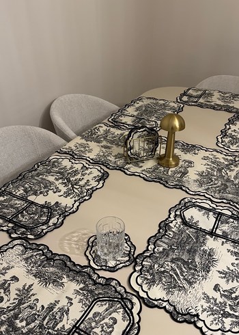 Pastel Beyaz Dekoratif Masa Örtüsü ve Peçete Seti
Vintage desen - Görsel 5