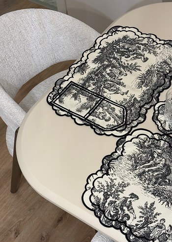 Pastel Beyaz Dekoratif Masa Örtüsü ve Peçete Seti
Vintage desen - Görsel 6