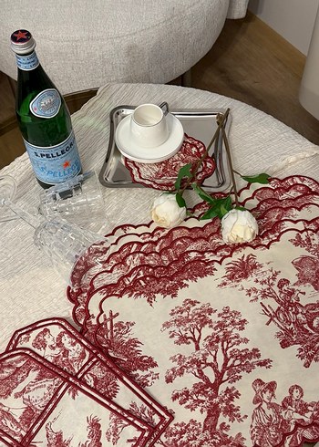 Pastel Beyaz Dekoratif Masa Örtüsü ve Peçete Seti
Vintage desen - Görsel 3