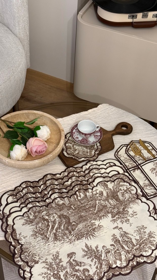 Pastel Beyaz Dekoratif Masa Örtüsü ve Peçete Seti
Vintage desen - Görsel 2